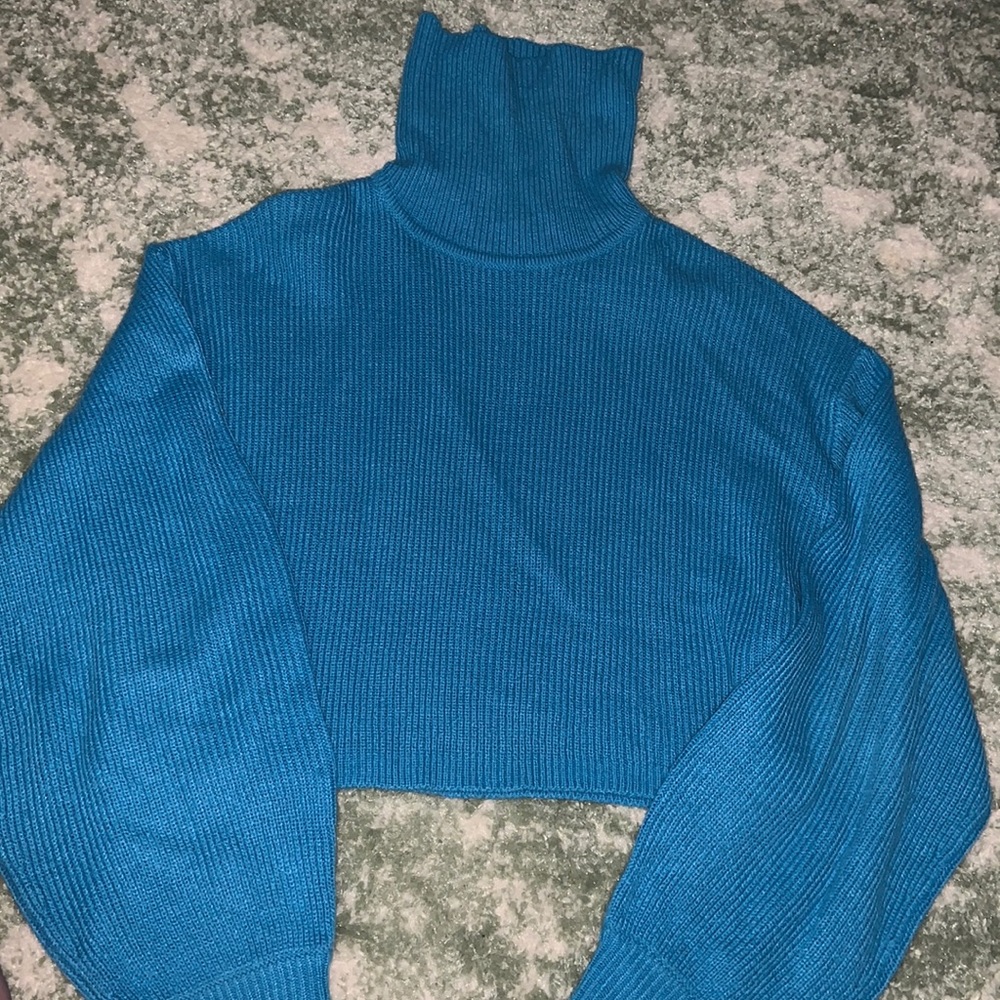 H&M Blue Cropped Sweater